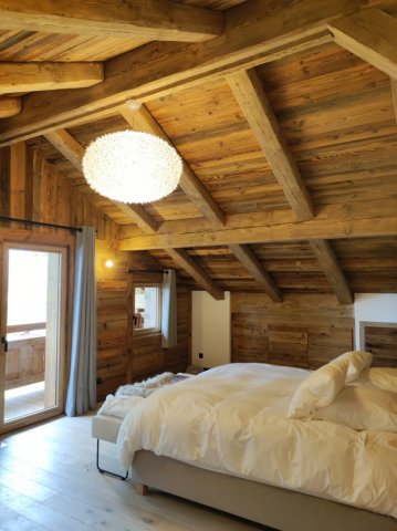 Pose de luminaires pour une chambre d'un chalet à Saint Nicolas de Véroce