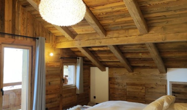 Pose de luminaires pour une chambre d'un chalet à Saint Nicolas de Véroce